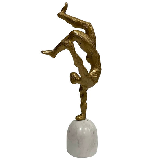 Escultura equilibrista color dorado H:38 cm